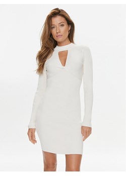 Guess Sukienka dzianinowa W3BK0G Z2YN2 Écru Slim Fit ze sklepu MODIVO w kategorii Sukienki - zdjęcie 181176343