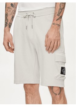 Calvin Klein Jeans Szorty sportowe Monologo Badge J30J325132 Szary Regular Fit ze sklepu MODIVO w kategorii Spodenki męskie - zdjęcie 181176493