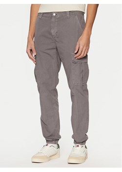 Tommy Jeans Joggery Ryan DM0DM20284 Szary Regular Fit ze sklepu MODIVO w kategorii Spodnie męskie - zdjęcie 181177810