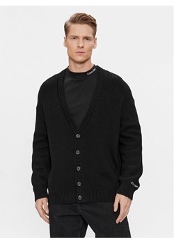 Calvin Klein Jeans Kardigan J30J325066 Czarny Regular Fit ze sklepu MODIVO w kategorii Swetry męskie - zdjęcie 181177990