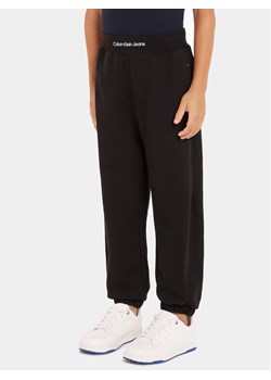 Calvin Klein Jeans Spodnie dresowe Intrasia Logo IB0IB02081 Czarny Regular Fit ze sklepu MODIVO w kategorii Spodnie chłopięce - zdjęcie 181178132