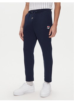 Fila Spodnie dresowe Lobbes FAM0922 Granatowy Tapered Fit ze sklepu MODIVO w kategorii Spodnie męskie - zdjęcie 181178153