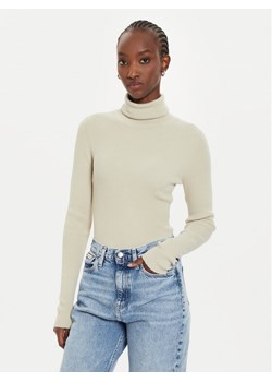 Calvin Klein Jeans Golf J20J224225 Beżowy Regular Fit ze sklepu MODIVO w kategorii Swetry damskie - zdjęcie 181178374