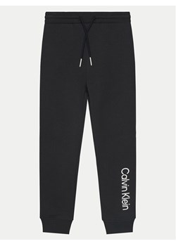 Calvin Klein Jeans Spodnie dresowe IU0IU00681 Czarny Regular Fit ze sklepu MODIVO w kategorii Spodnie chłopięce - zdjęcie 181178543