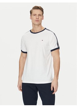 Tommy Hilfiger T-Shirt UM0UM00562 Biały Regular Fit ze sklepu MODIVO w kategorii T-shirty męskie - zdjęcie 181179270