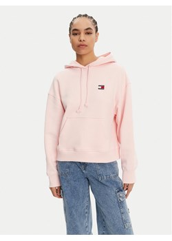 Tommy Jeans Bluza Badge DW0DW19414 Różowy Boxy Fit ze sklepu MODIVO w kategorii Bluzy damskie - zdjęcie 181179923