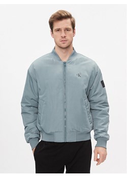 Calvin Klein Jeans Kurtka bomber Bomber Jacket J30J324657 Niebieski Regular Fit ze sklepu MODIVO w kategorii Kurtki męskie - zdjęcie 181179924