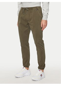 Tommy Jeans Joggery Austin DM0DM20456 Zielony Slim Fit ze sklepu MODIVO w kategorii Spodnie męskie - zdjęcie 181179981