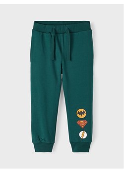 NAME IT Spodnie dresowe JUSTICE LEAGUE 13210804 Zielony Regular Fit ze sklepu MODIVO w kategorii Spodnie chłopięce - zdjęcie 181180930