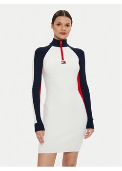 Tommy Jeans Sukienka dzianinowa Colorblock Rib Sweater Dress DW0DW18701 Biały Slim Fit ze sklepu MODIVO w kategorii Sukienki - zdjęcie 181181373
