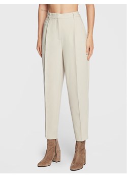 Bruuns Bazaar Spodnie materiałowe Cindysus Dagny BBW2393 Écru Loose Fit ze sklepu MODIVO w kategorii Spodnie damskie - zdjęcie 181182334