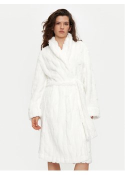 DKNY Szlafrok YI60027 Biały - id: 0000304529610 - marki DKNY - 181182450 DKNY Szlafrok YI60027 Biały ze sklepu MODIVO w kategorii Szlafroki damskie - zdjęcie 181182450