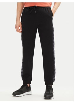 EA7 Emporio Armani Spodnie dresowe 7M000216 AF12660 UC001 Czarny Regular Fit ze sklepu MODIVO w kategorii Spodnie męskie - zdjęcie 181182734
