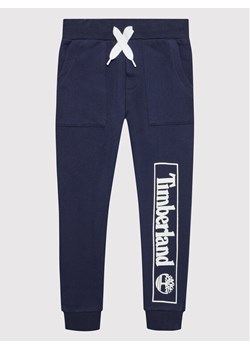 Timberland Spodnie dresowe T24B99 D Granatowy Regular Fit ze sklepu MODIVO w kategorii Spodnie chłopięce - zdjęcie 181182820