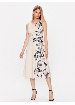 DKNY Sukienka koktajlowa DD3E361A Beżowy Regular Fit ze sklepu MODIVO w kategorii Sukienki - zdjęcie 181183164