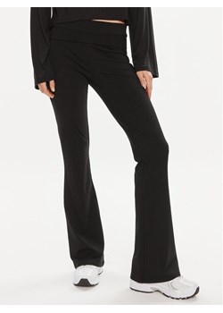 Gina Tricot Spodnie materiałowe 21671 Czarny Flare Fit ze sklepu MODIVO w kategorii Spodnie damskie - zdjęcie 181183382