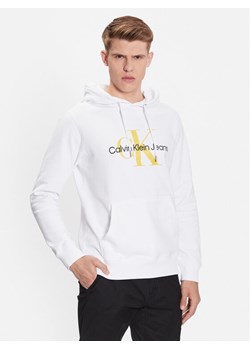 Calvin Klein Jeans Bluza J30J320805 Biały Regular Fit ze sklepu MODIVO w kategorii Bluzy męskie - zdjęcie 181183623