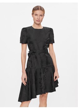 DKNY Sukienka koktajlowa DD3JQ466 Czarny Regular Fit ze sklepu MODIVO w kategorii Sukienki - zdjęcie 181184861
