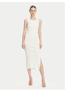 Guess Sukienka 174731 Biały Classic Fit ze sklepu MODIVO w kategorii Sukienki - zdjęcie 181185323