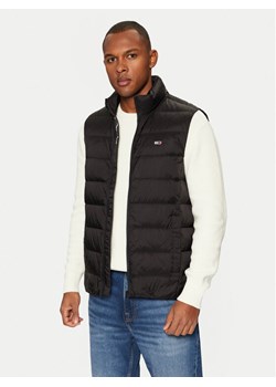 Tommy Jeans Kamizelka DM0DM20663 Czarny Regular Fit - id: 0000304395116 - marki Tommy Jeans - 181185711 Tommy Jeans Kamizelka DM0DM20663 Czarny Regular Fit ze sklepu MODIVO w kategorii Kamizelki męskie - zdjęcie 181185711