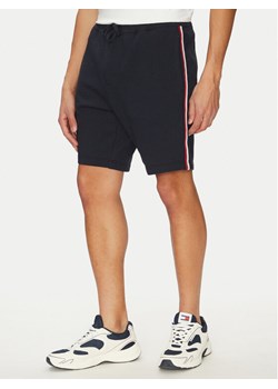 Tommy Hilfiger Szorty materiałowe Global Stripe MW0MW39255 Granatowy Regular Fit ze sklepu MODIVO w kategorii Spodenki męskie - zdjęcie 181185712