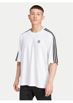 adidas T-Shirt adicolor IZ2474 Biały Oversize ze sklepu MODIVO w kategorii T-shirty męskie - zdjęcie 181186251
