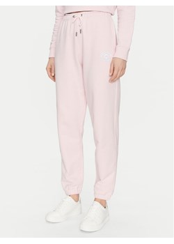 Guess Spodnie dresowe W5RB63 K68I4 Beżowy Regular Fit - id: 0000304593260 - marki Guess - 181186494 Guess Spodnie dresowe W5RB63 K68I4 Beżowy Regular Fit ze sklepu MODIVO w kategorii Spodnie damskie - zdjęcie 181186494