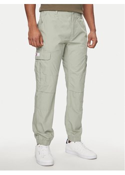 Tommy Jeans Joggery Ethan DM0DM18342 Szary Regular Fit ze sklepu MODIVO w kategorii Spodnie męskie - zdjęcie 181186632