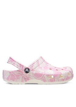 Crocs Klapki Classic Duke Print Clog K 210007 Różowy ze sklepu MODIVO w kategorii Klapki dziecięce - zdjęcie 181188393