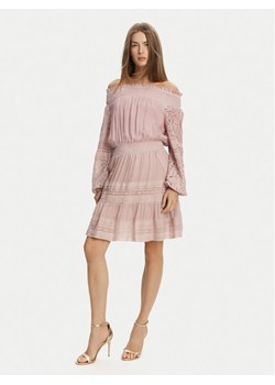 Guess Sukienka koktajlowa W5GK24 WE550 Różowy Regular Fit ze sklepu MODIVO w kategorii Sukienki - zdjęcie 181189672