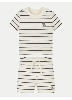 Calvin Klein Jeans Komplet t-shirt i spodenki IN0IN00310 Beżowy Regular Fit - id: 0000304677182 - marki Calvin Klein - 181190152 Calvin Klein Jeans Komplet t-shirt i spodenki IN0IN00310 Beżowy Regular Fit ze sklepu MODIVO w kategorii Komplety chłopięce - zdjęcie 181190152