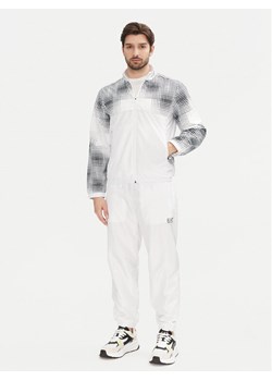 EA7 Emporio Armani Dres 7M000174 AF12948 M0036 Biały Regular Fit ze sklepu MODIVO w kategorii Dresy męskie - zdjęcie 181190742