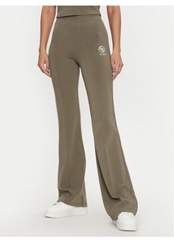 Guess Spodnie materiałowe Elea V4YB01 KCDN0 Khaki Slim Fit ze sklepu MODIVO w kategorii Spodnie damskie - zdjęcie 181190884