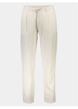 Lindbergh Spodnie materiałowe 30-003020 Biały Relaxed Fit ze sklepu MODIVO w kategorii Spodnie męskie - zdjęcie 181191144