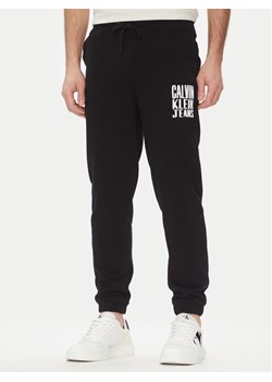 Calvin Klein Jeans Spodnie dresowe Painted J30J327535 Czarny Regular Fit ze sklepu MODIVO w kategorii Spodnie męskie - zdjęcie 181191323