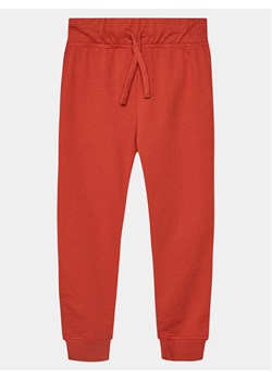 United Colors Of Benetton Spodnie dresowe 3BC1CF04P Czerwony Regular Fit ze sklepu MODIVO w kategorii Spodnie chłopięce - zdjęcie 181191863