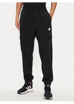 adidas Spodnie dresowe City Escape IR5179 Czarny Regular Fit ze sklepu MODIVO w kategorii Spodnie męskie - zdjęcie 181191910