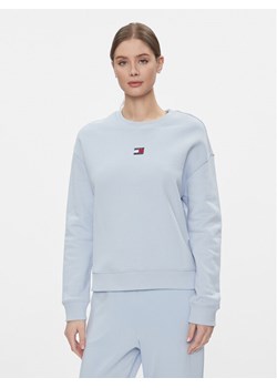Tommy Jeans Bluza Badge DW0DW17325 Granatowy Regular Fit ze sklepu MODIVO w kategorii Bluzy damskie - zdjęcie 181192113