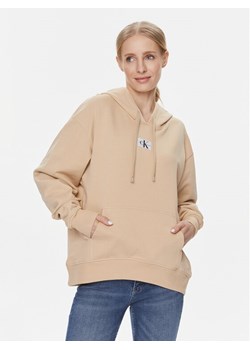Calvin Klein Jeans Bluza J20J222539 Beżowy Oversize ze sklepu MODIVO w kategorii Bluzy damskie - zdjęcie 181192413