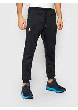 Under Armour Spodnie dresowe Ua Sportstyle 1290261 Czarny Relaxed Fit ze sklepu MODIVO w kategorii Spodnie męskie - zdjęcie 181192974