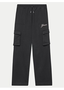 Guess Spodnie dresowe J4YQ13 KA6R3 Czarny Relaxed Fit ze sklepu MODIVO w kategorii Spodnie chłopięce - zdjęcie 181193230