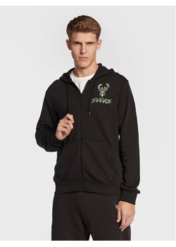 New Era Bluza Milwaukee Bucks NBA Script 60284687 Czarny Regular Fit ze sklepu MODIVO w kategorii Bluzy męskie - zdjęcie 181193532