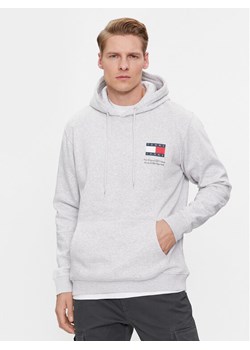 Tommy Jeans Bluza Essential Flag DM0DM18418 Szary Regular Fit ze sklepu MODIVO w kategorii Bluzy męskie - zdjęcie 181195202