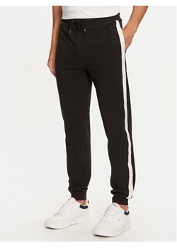 Tommy Hilfiger Spodnie dresowe UM0UM03013 Czarny Regular Fit ze sklepu MODIVO w kategorii Spodnie męskie - zdjęcie 181195231