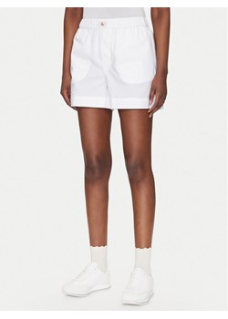 Calvin Klein Jeans Szorty materiałowe J20J225218 Biały Relaxed Fit ze sklepu MODIVO w kategorii Szorty - zdjęcie 181196883
