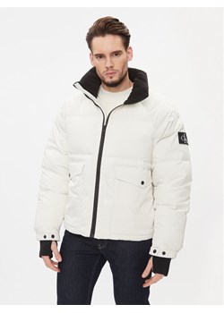 Calvin Klein Jeans Kurtka zimowa J30J324064 Biały Relaxed Fit ze sklepu MODIVO w kategorii Kurtki męskie - zdjęcie 181197181