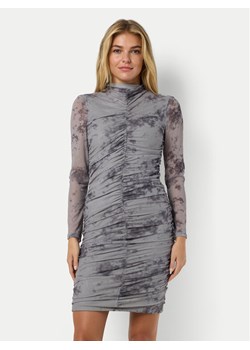 Noisy May Sukienka codzienna Iggy 27031596 Szary Slim Fit ze sklepu MODIVO w kategorii Sukienki - zdjęcie 181198032
