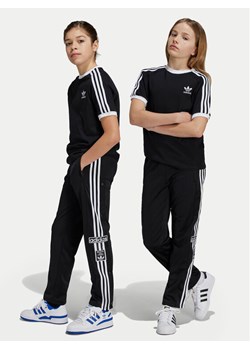adidas Spodnie dresowe Adibreak IY9773 Czarny Regular Fit ze sklepu MODIVO w kategorii Spodnie chłopięce - zdjęcie 181198251