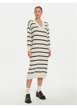 ONLY Sukienka dzianinowa New Tessa 15236372 Beżowy Relaxed Fit ze sklepu MODIVO w kategorii Sukienki - zdjęcie 181198313
