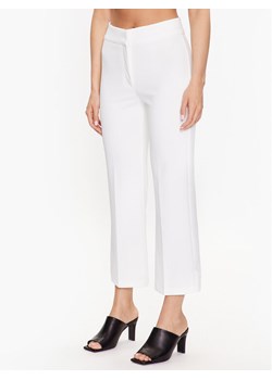DKNY Spodnie materiałowe P2RVAO19 Biały Regular Fit ze sklepu MODIVO w kategorii Spodnie damskie - zdjęcie 181198374